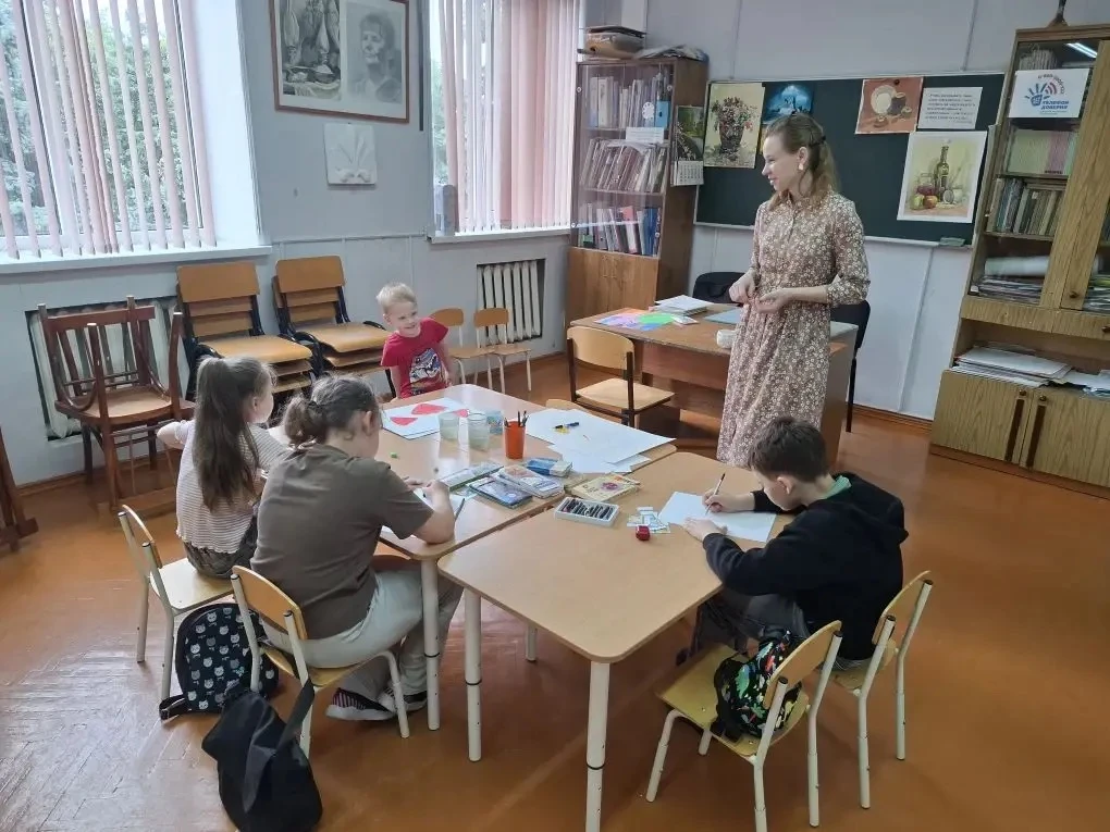 🎨 Вдохновение в каждом мазке! 🎨

Сегодня на летней площадке «Радуга» ребята погрузились в мир крас