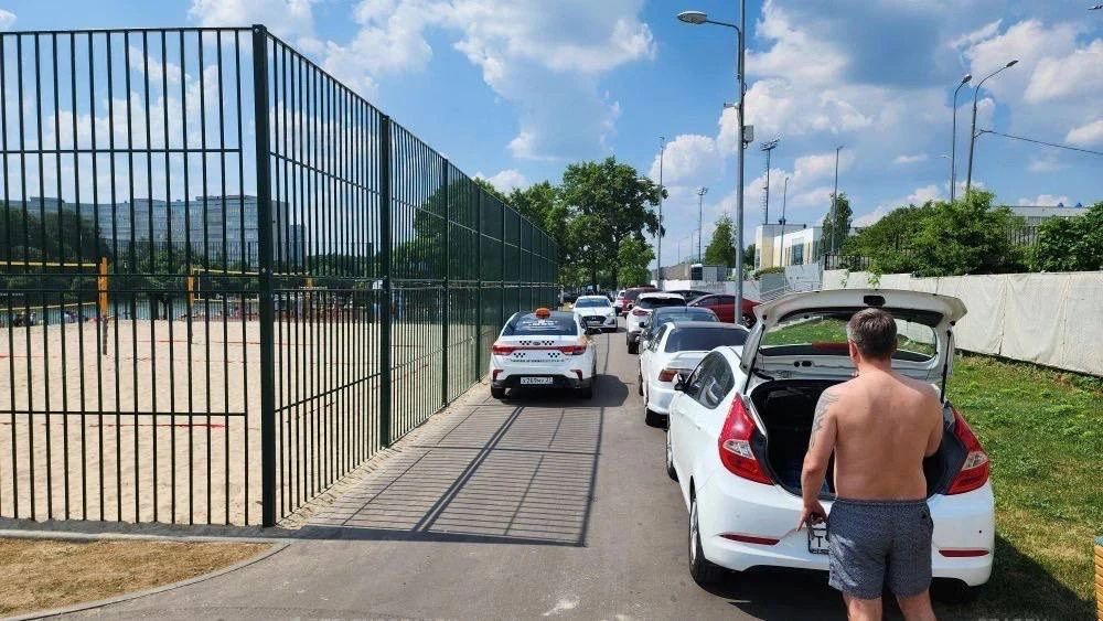 🚗 Ситуация с парковкой у Городского пруда

На территории у Городского пруда зафиксирована хаотичная