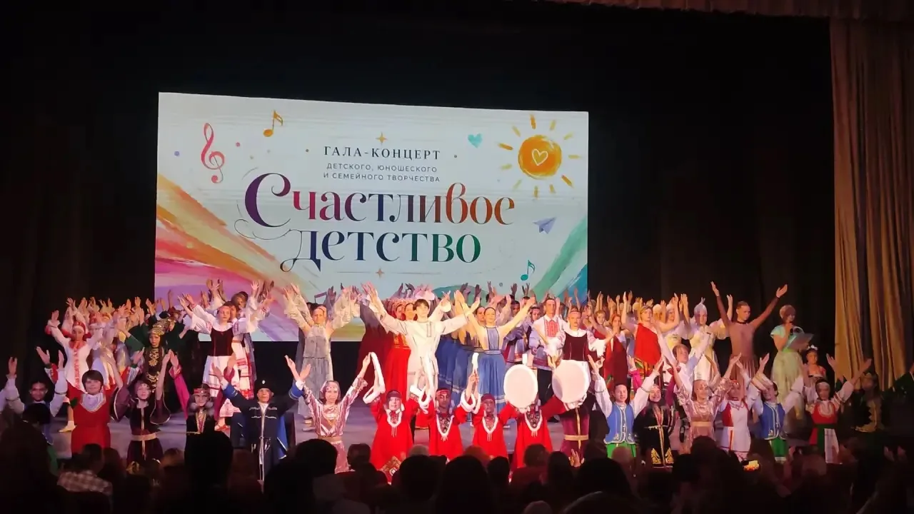 Настоящая праздничная феерия развернулась сегодня на сцене городского дома культуры № 1...