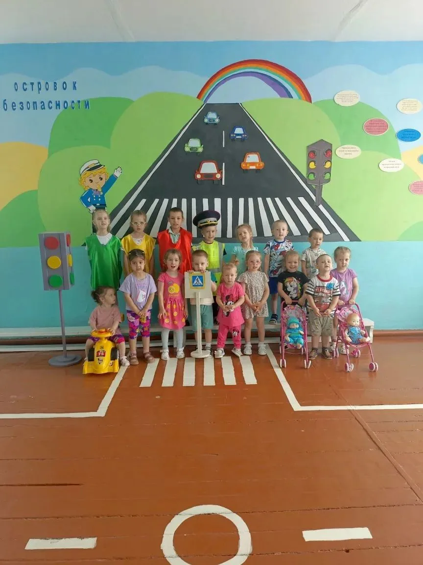В детском саду вопросу безопасности детей на улицах и дорогах города уделяется большое внимание!
Про