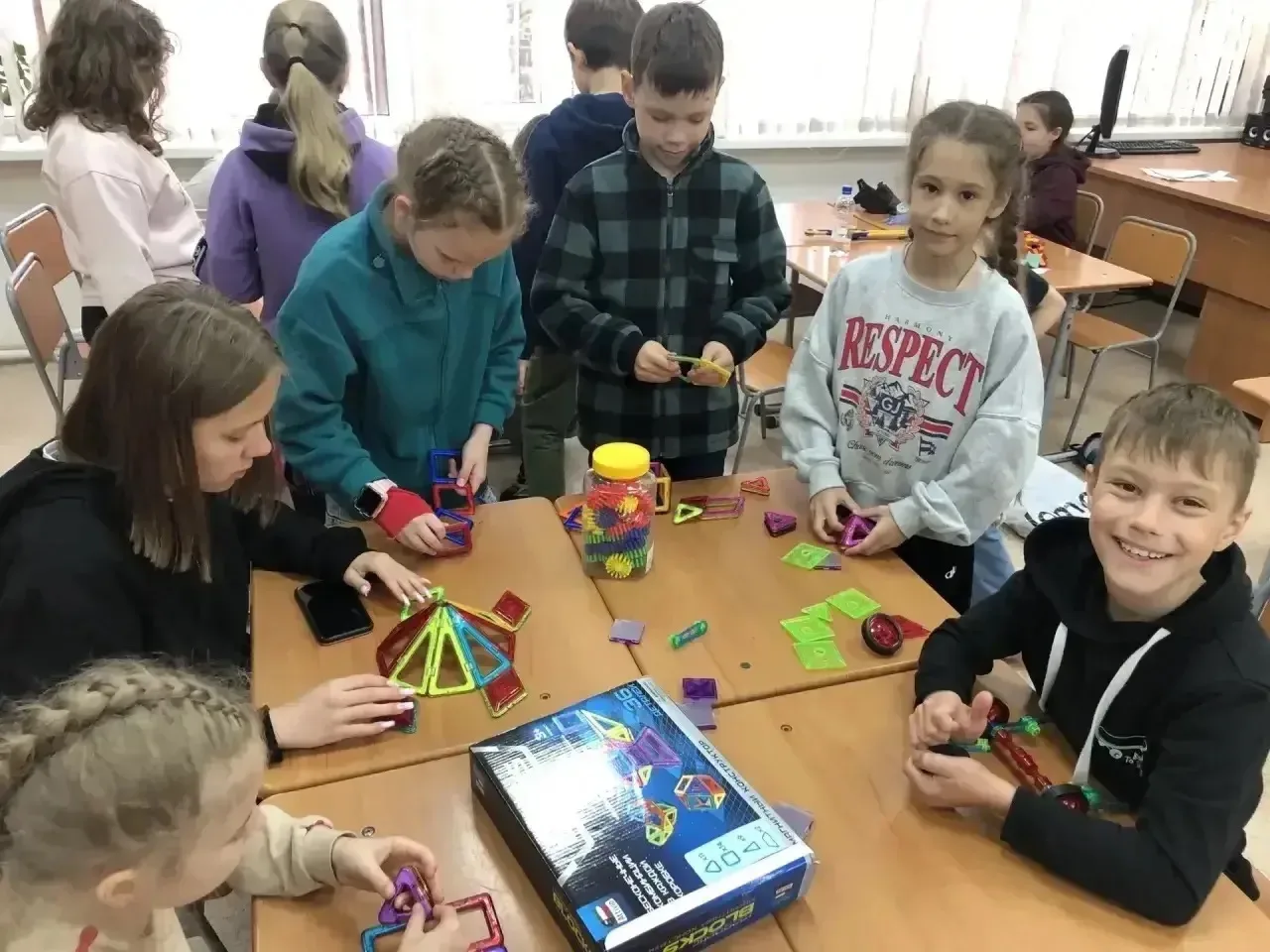 Еще одна порция летних впечатлений из пришкольных лагерей! 

Дни становятся всё насыщеннее: музеи, к
