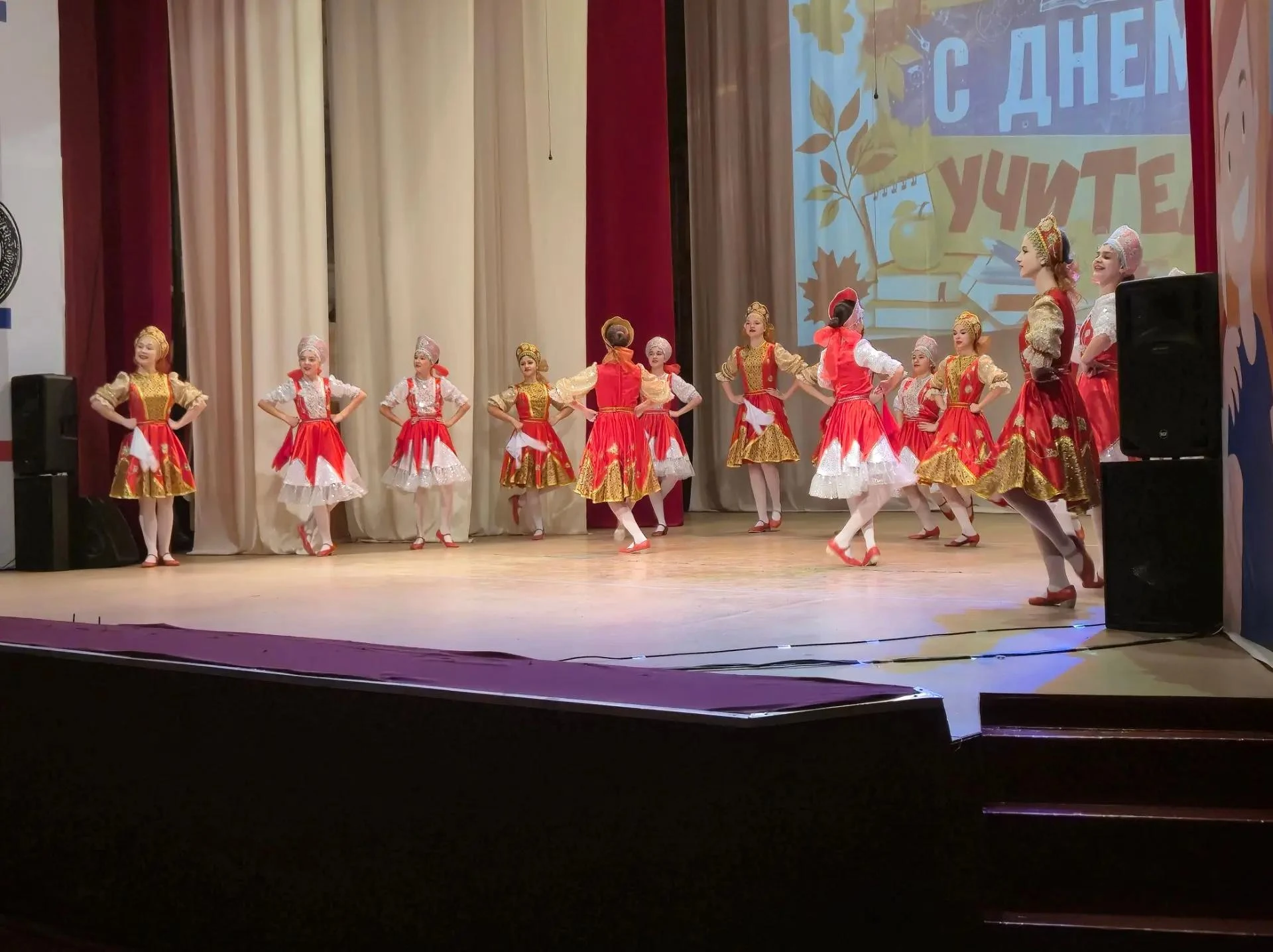 Бурными аплодисментами встречали и провожали зрители каждый концертный номер. Примечате...