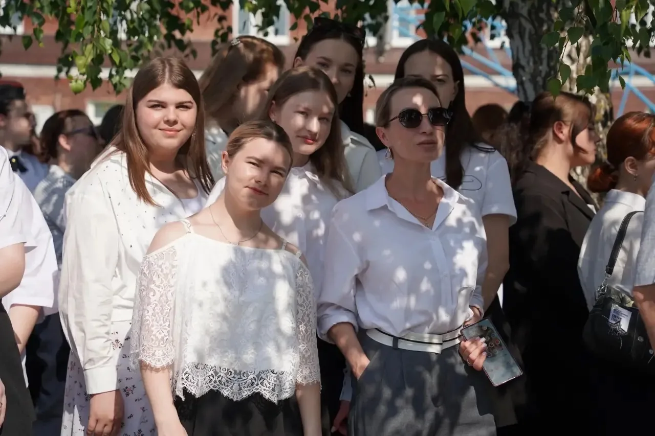 Продолжаем нашу праздничную фотоподборку — улыбаемся, узнаём знакомые лица и сохраняем ...