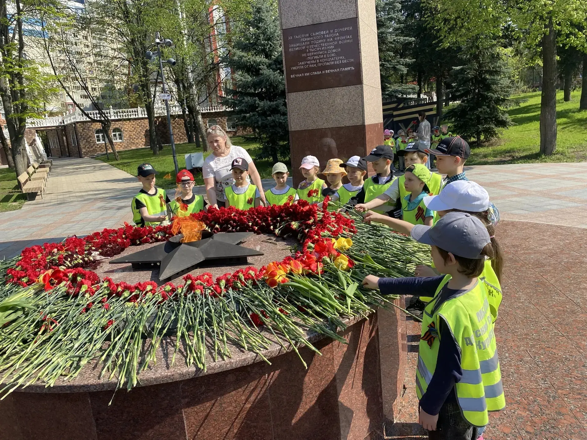 В преддверии Дня Победы воспитанники подготовительных групп  возложили цветы к Вечному огню. Дети вм