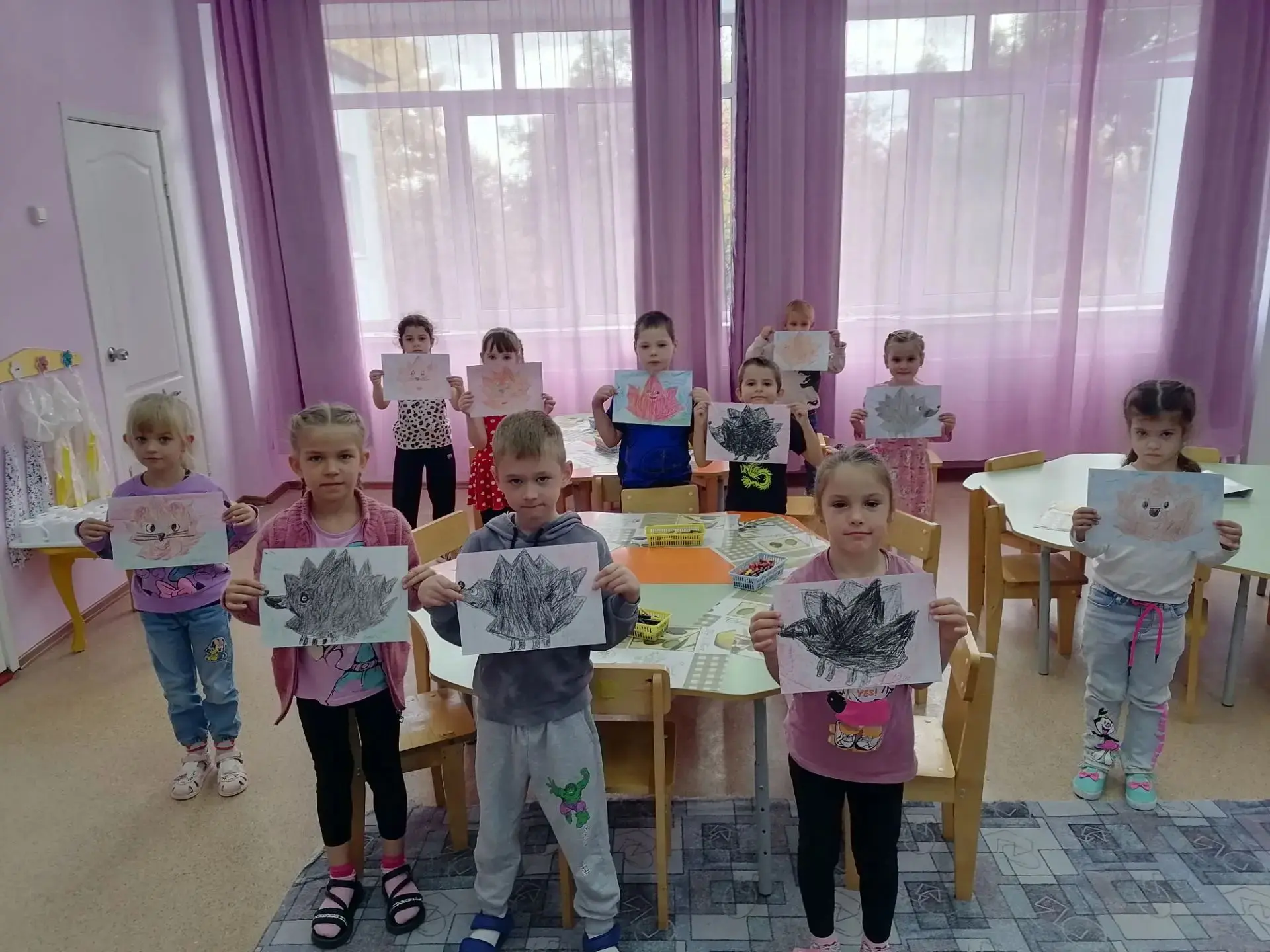 В кленовом парке лист кружится