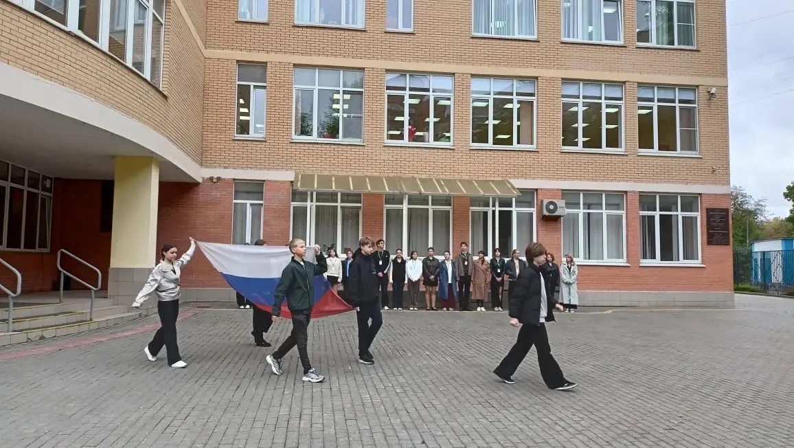 🇷🇺 Новая учебная неделя началась в Школе имени В. В. Маяковского с церемонии поднятия...