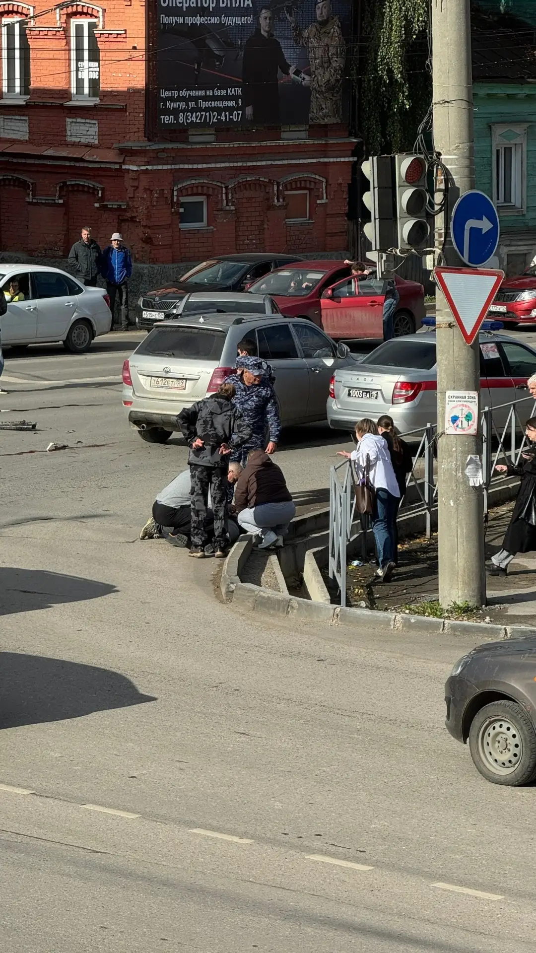 Серьезное ДТП на главном перекрестке города Ленина-Уральская. Несколько машин пострадал...