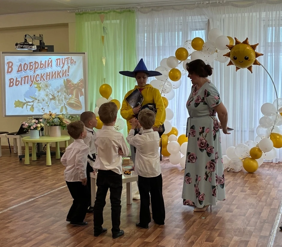 Уходят дети школьною дорогой,
