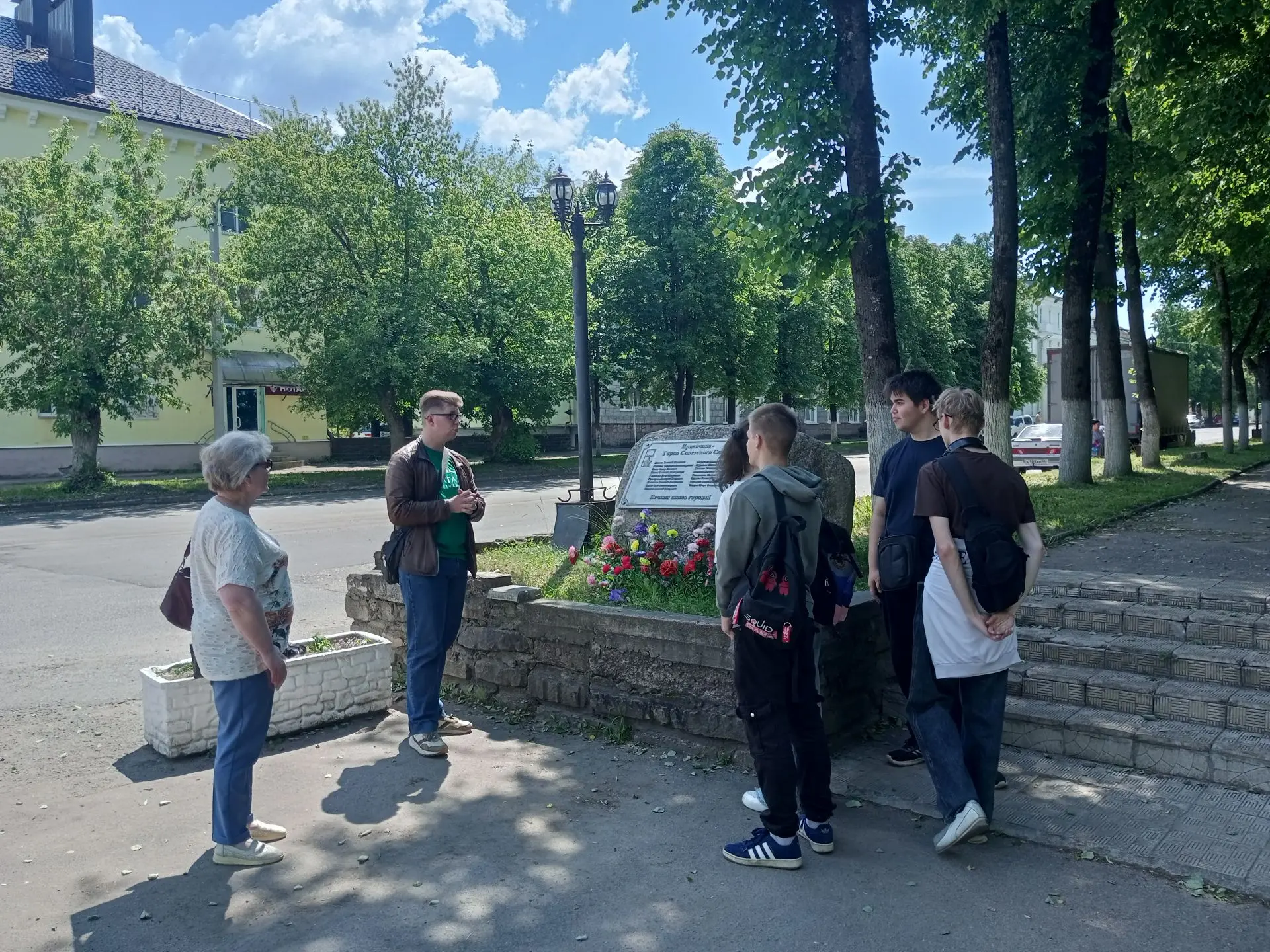 6 июня 2026 года работниками МКУК "ЯИКМ" была проведена пешеходная экскурсия в сквер По...