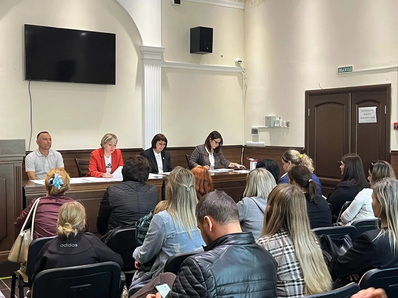 В администрации Апшеронска прошло заседание комиссии по распределению земельных участко...