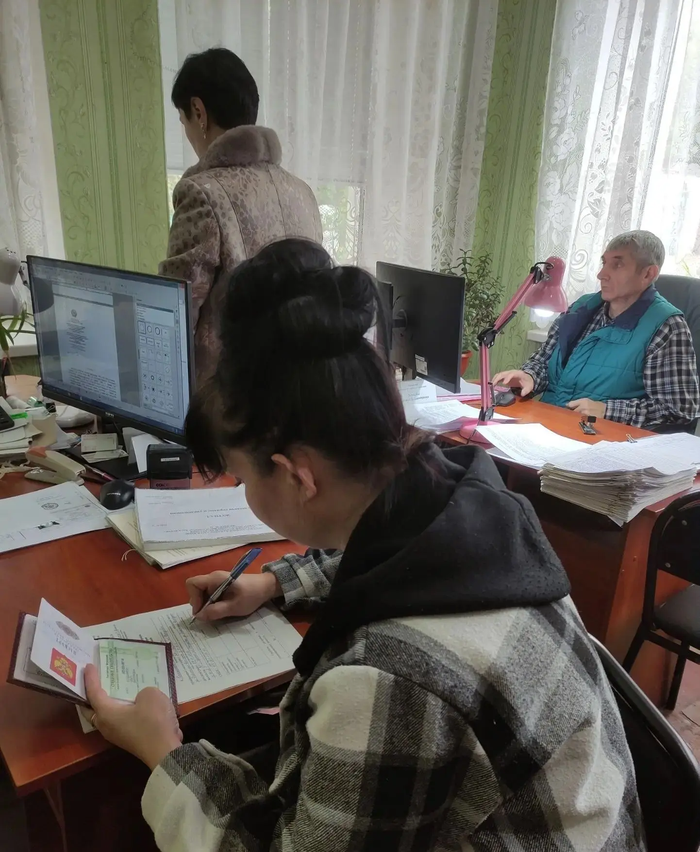 Специалисты филиала № 16 ГКУ ЛНР «РЦСЗН» в г. Брянке продолжают прием заявлений на выпл...