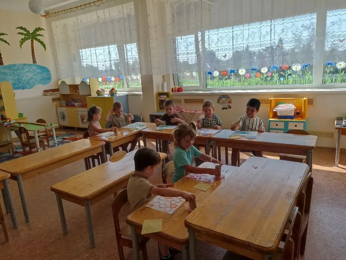 Воспитанники второй младшей группы под руководством воспитателя Ванецян С.Р., осваивают...