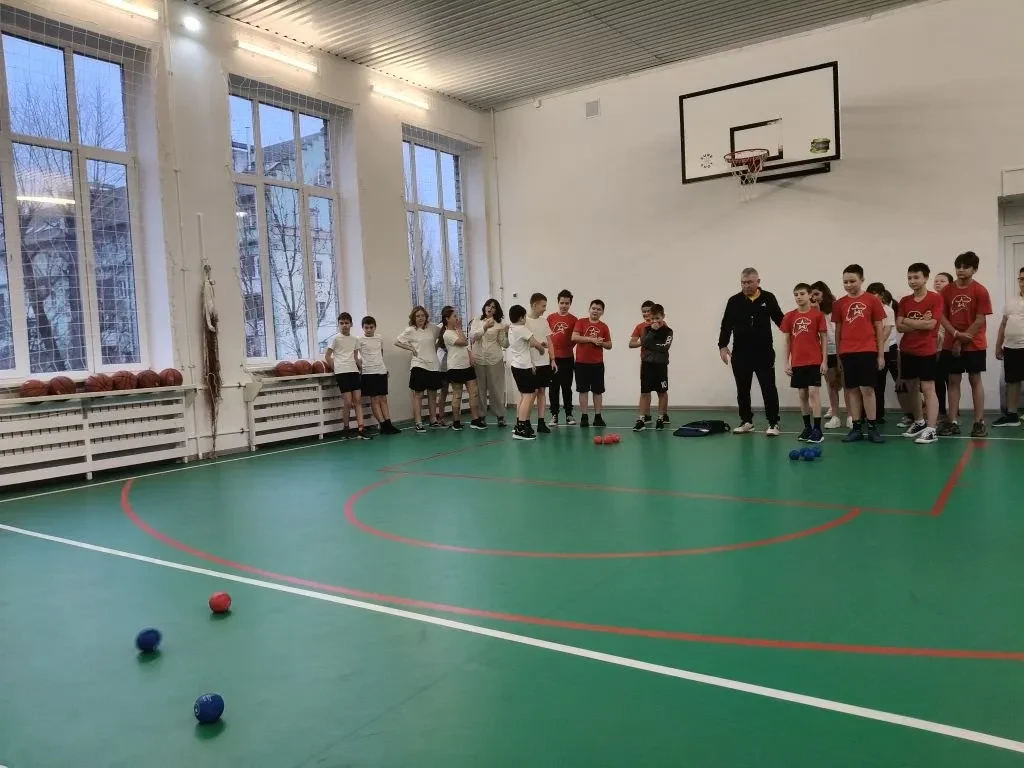 Вчера в гостях у 5А и 6Ю классов был представитель организации «Перспектива». Он рассказал ребятам о