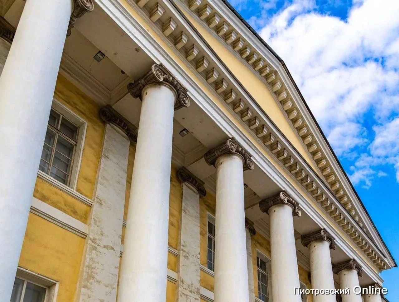 Главное здание Академии наук на Университетской набережной скоро начнут реставрировать....