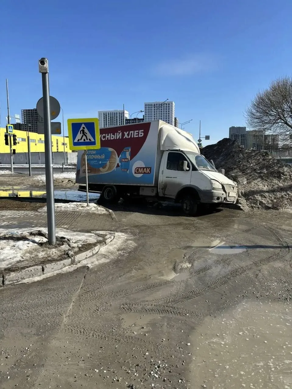 Дела власть имущих города Тюмени в мкр. Европейский / теплотрасса / вылезают наружу как весенние под