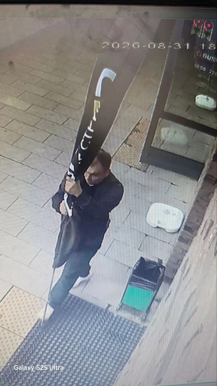 🔻31 августа мужик решил, что фирменные флаги местного барбершопа по адресу: 3-я Новова...