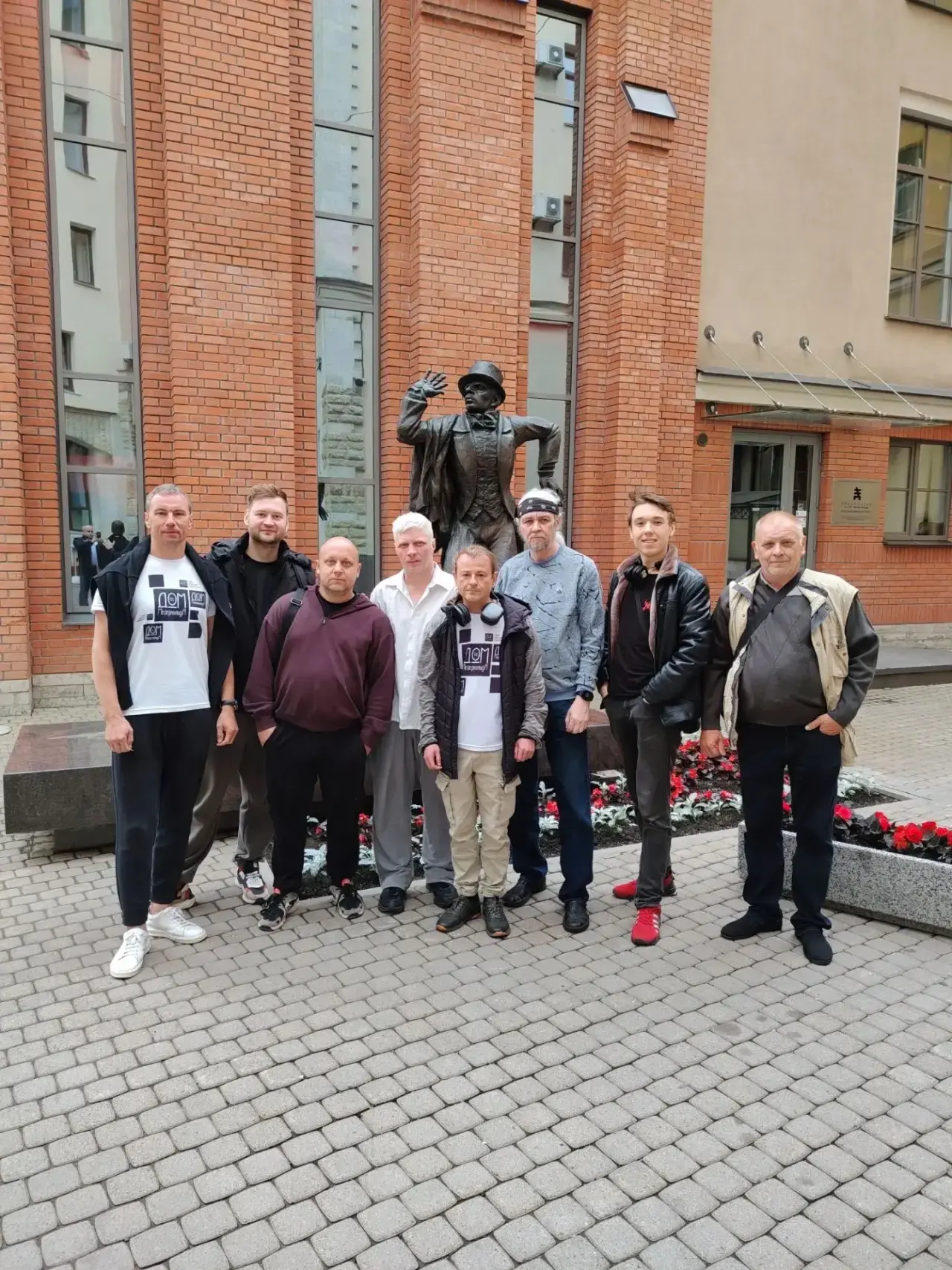 На месте ✅

Труппа Театра Доктора Дапертутто прибыла в Санкт-Петербург на гастроли.

Впервые пензенс