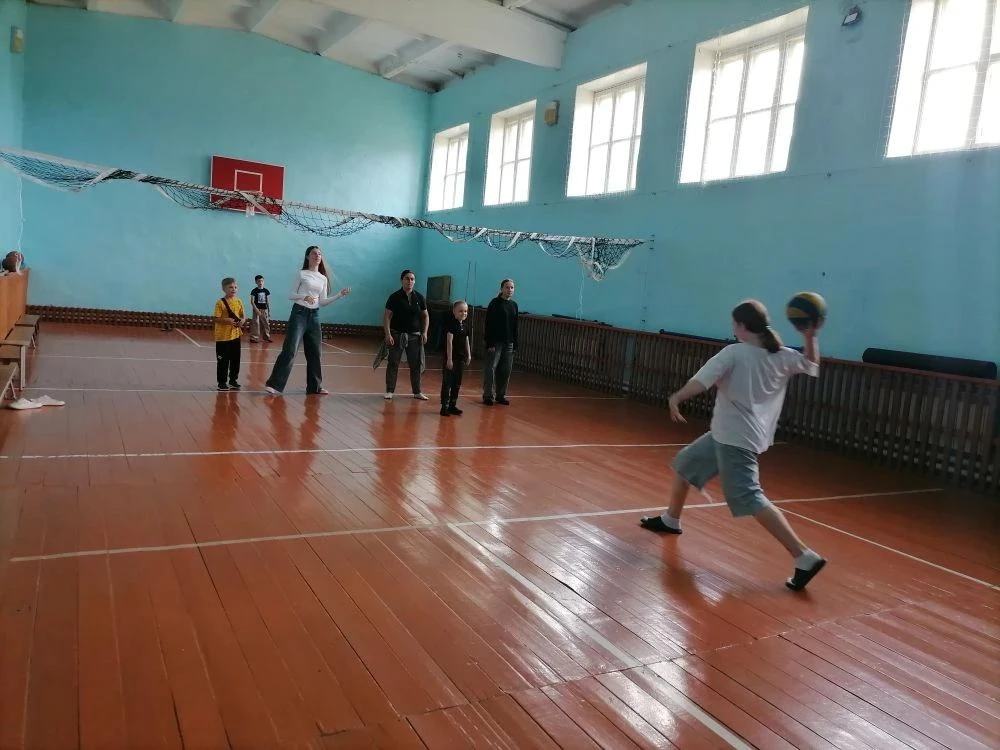 Одиннадцатый день в лагере: в рамках "Спортивного часа" поиграли в игры "Пионерболл" и "Вышибалы". А