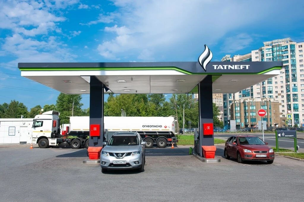 ⚡В Выборге на АЗС «Татнефть» ввели ограничение на продажу бензина — не более 20 литров в одни руки.