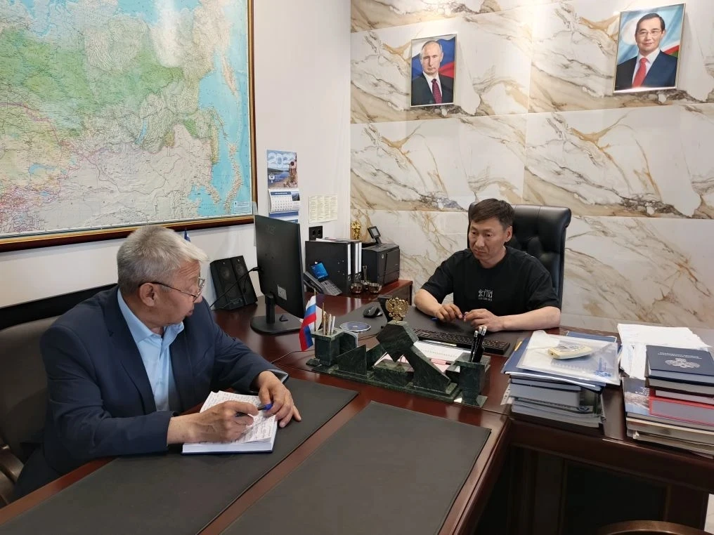 Бүгүн улуус баһылыга Юрий Слепцов  Дьокуускайга сааскы халаан уутугар бэлэмнэнии чэрчитинэн Ленскэйд