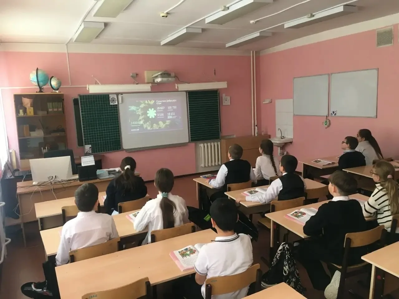 Акция «Добрый урок»  В нашей школе  проводятся классные часы, которые посвящены роли волонтёрства и 