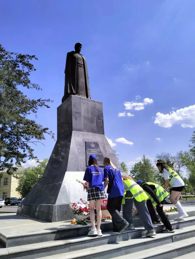 В канун празднования 9 мая отряд Юных инспекторов дорожного движения нашей школы провел акцию «Их им