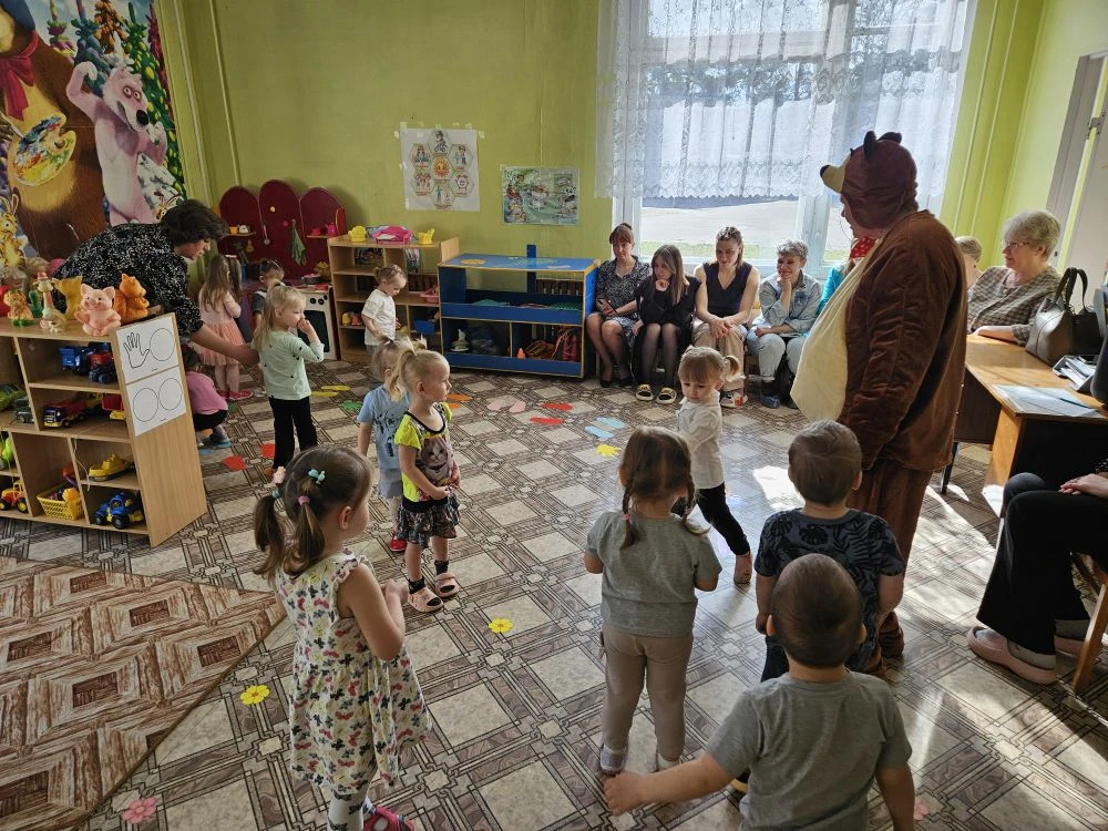 Сегодня наши малыши отправились в увлекательное путешествие с Мишкой по весеннему лесу....