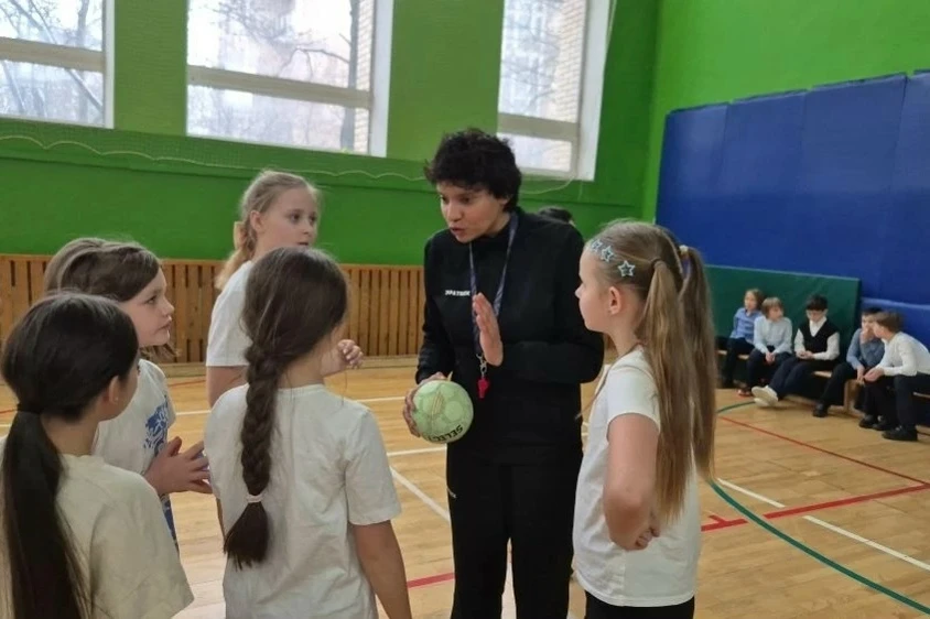 Сегодня нашу школу посетила и провела занятие по гандболу Эмилия Турей - трёхкратная чемпионка мира 