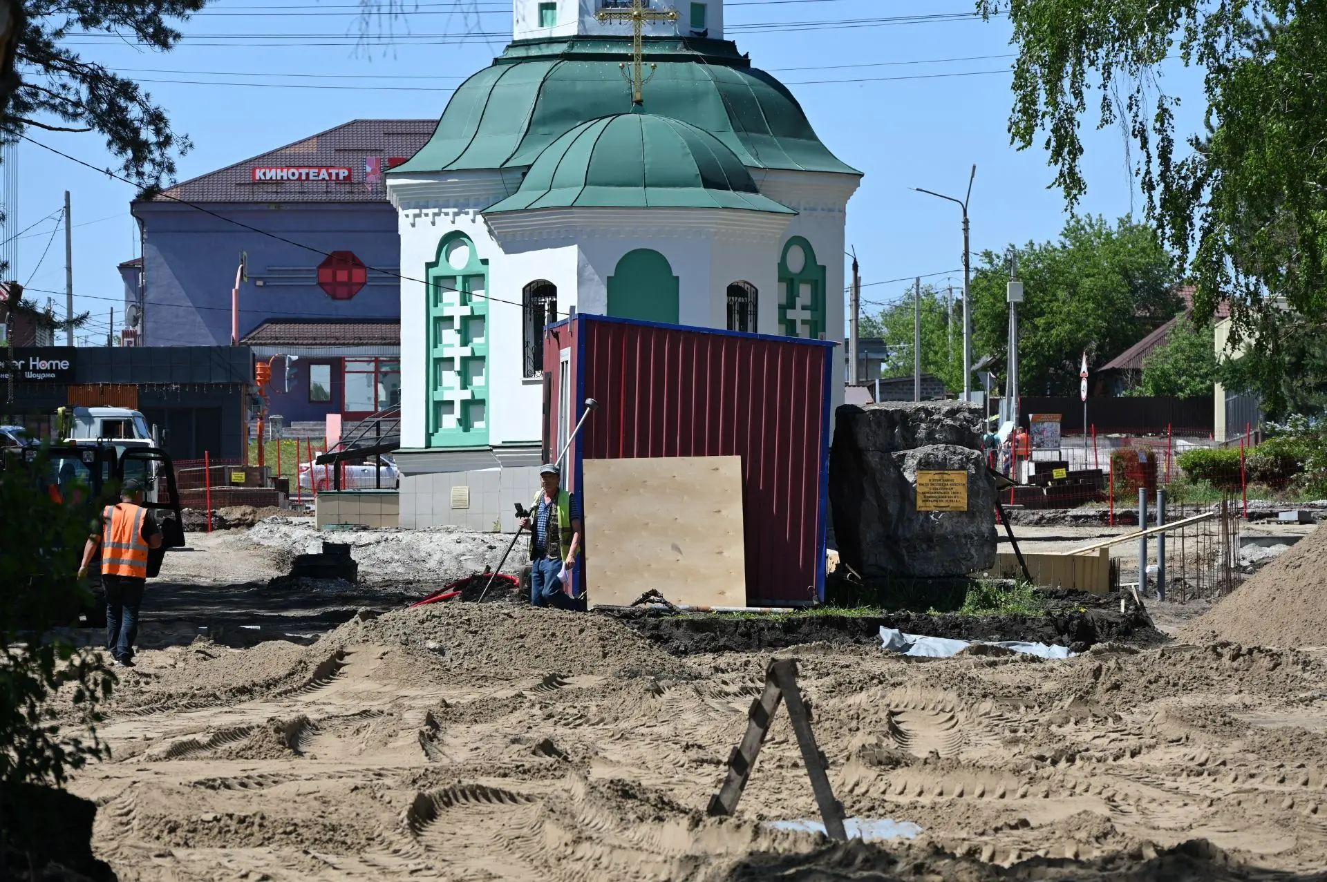 Продолжаем благоустройство Аллеи Юности.

Строители готовят бетонные основания для дальнейшего обуст