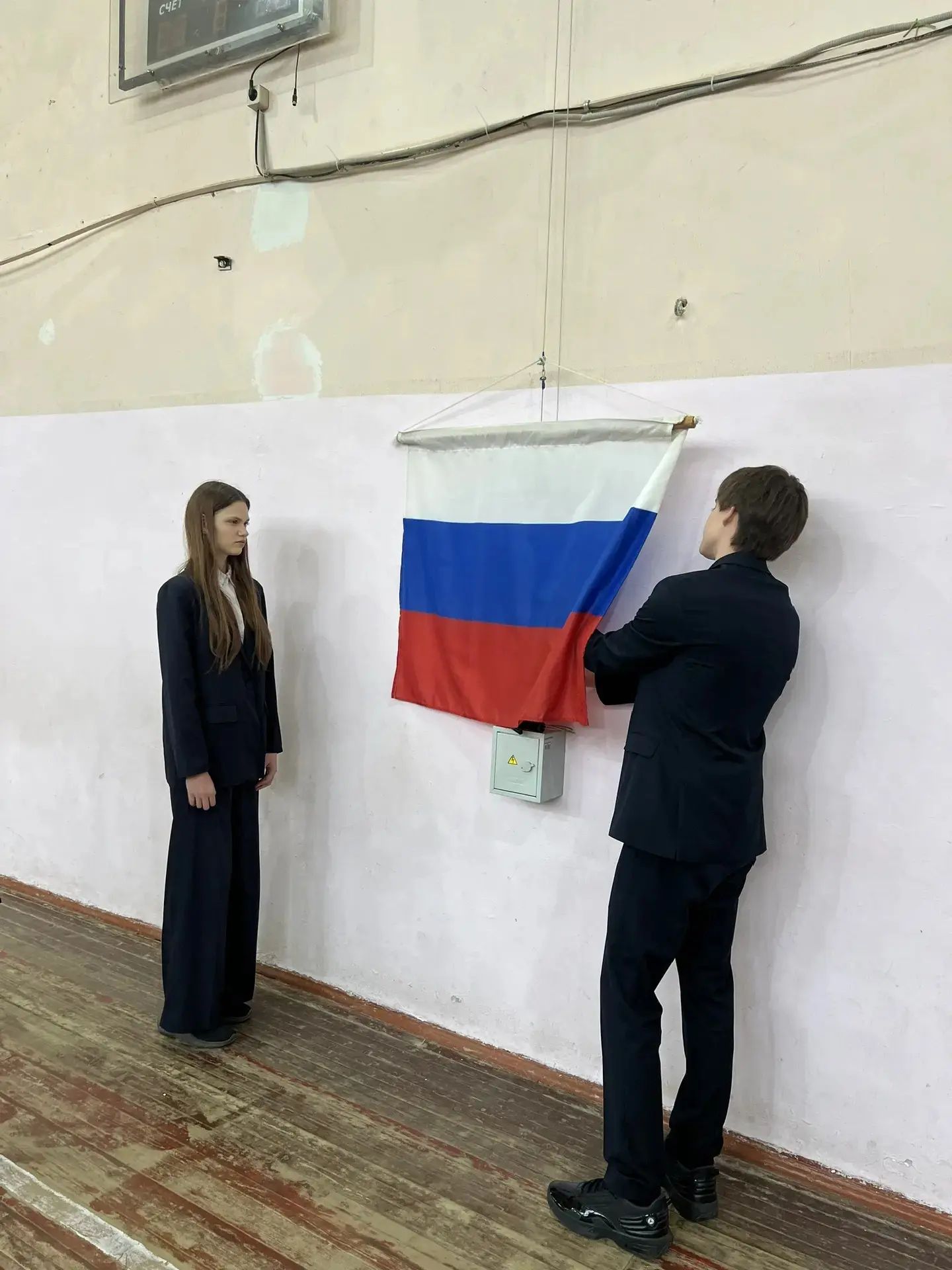 20 апреля почётное право поднять Государственный флаг РФ  было  предоставлено:  Журавлёвой Любови,  