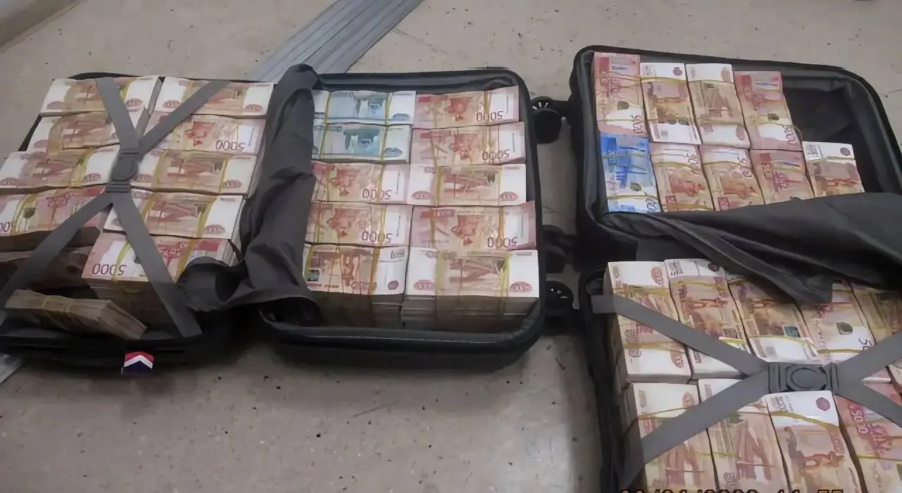 Россиянин пытался вывезти 177 млн рублей в двух чемоданах из Дагестана в Бишкек. 38-летнего пассажир
