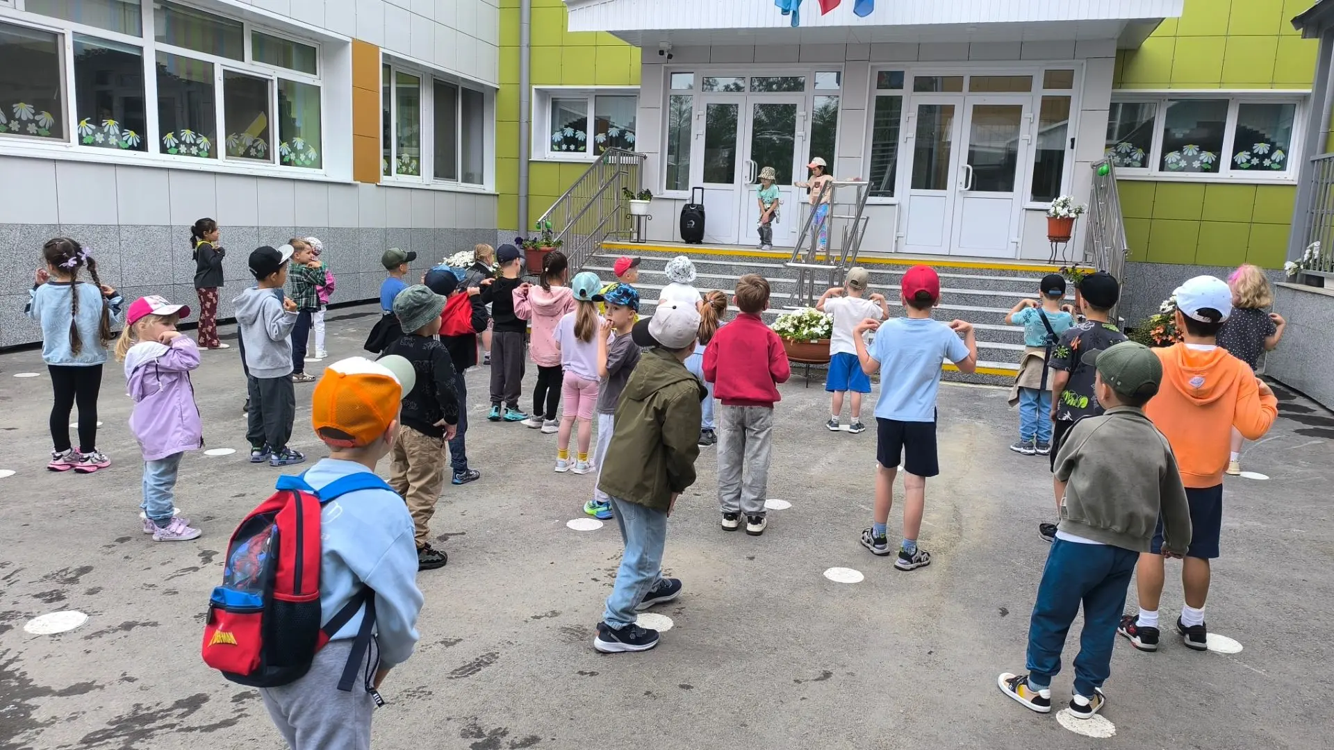 Утром для порядка делаем зарядку,
Чтоб окрепли руки, чтоб окрепла грудь.
Наши упражненья - ловкие дв