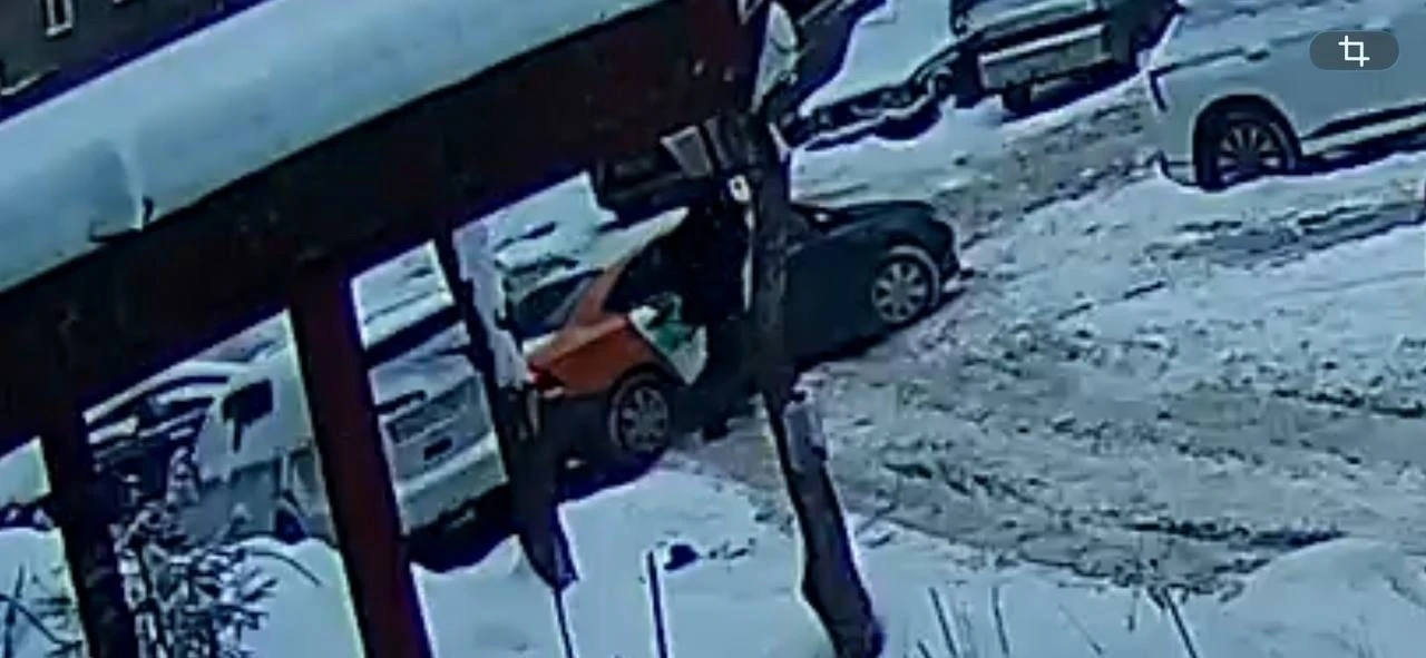 От подписчика:  "09.02.26 в 15.10 ударили машину во дворе и скрылись с места дтп, прошу выйти на свя