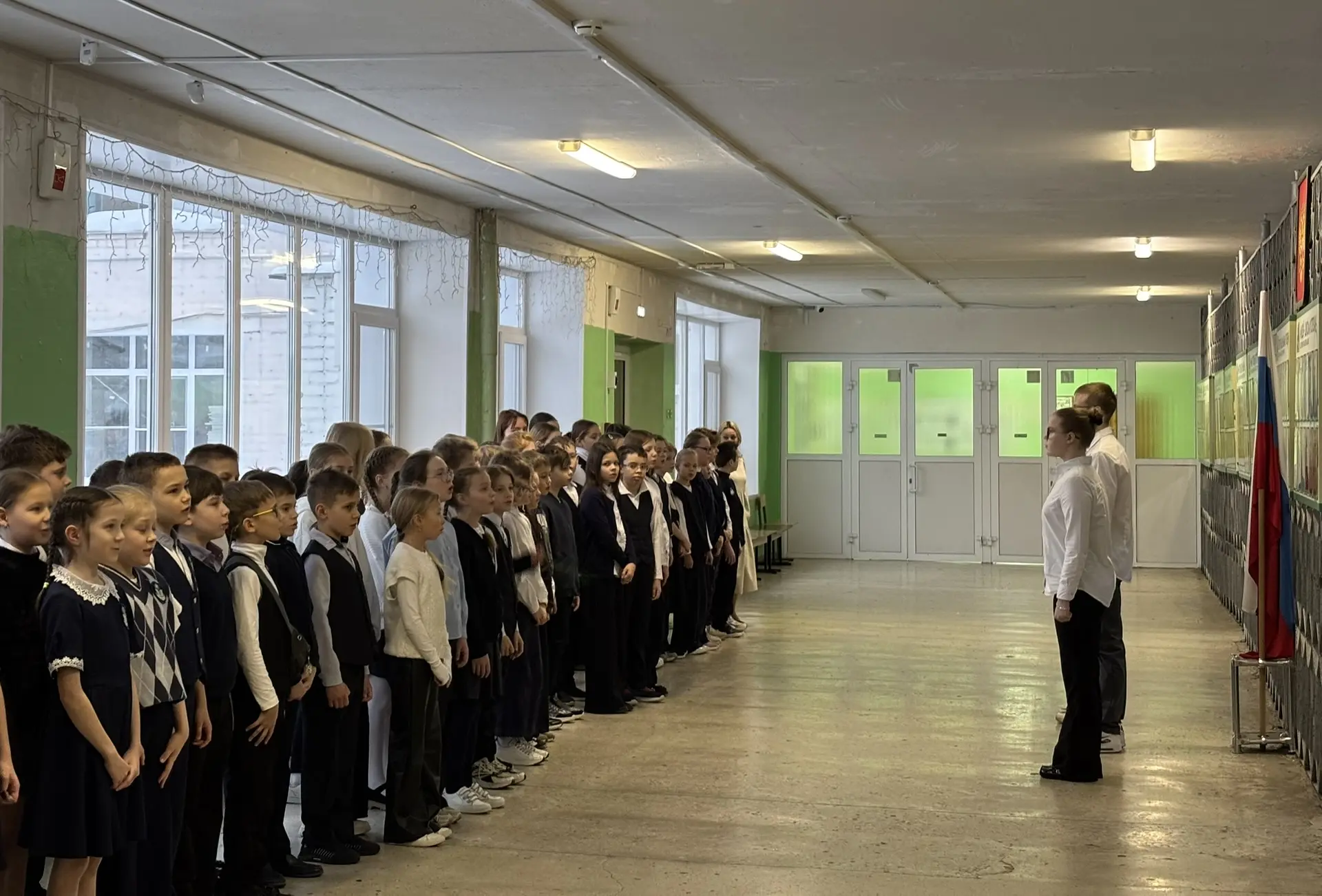 Разговоры о важном 🔔  Каждый понедельник в Лицее начинается с вноса флага Российской Федерации и исп