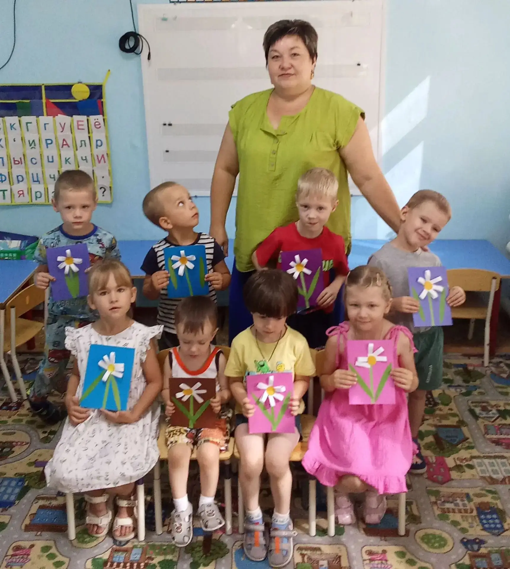 Скромная ромашка,
Тонкий стебелёк.
Белый чистый символ,
Верности цветок.
В День семьи российской,
Ве