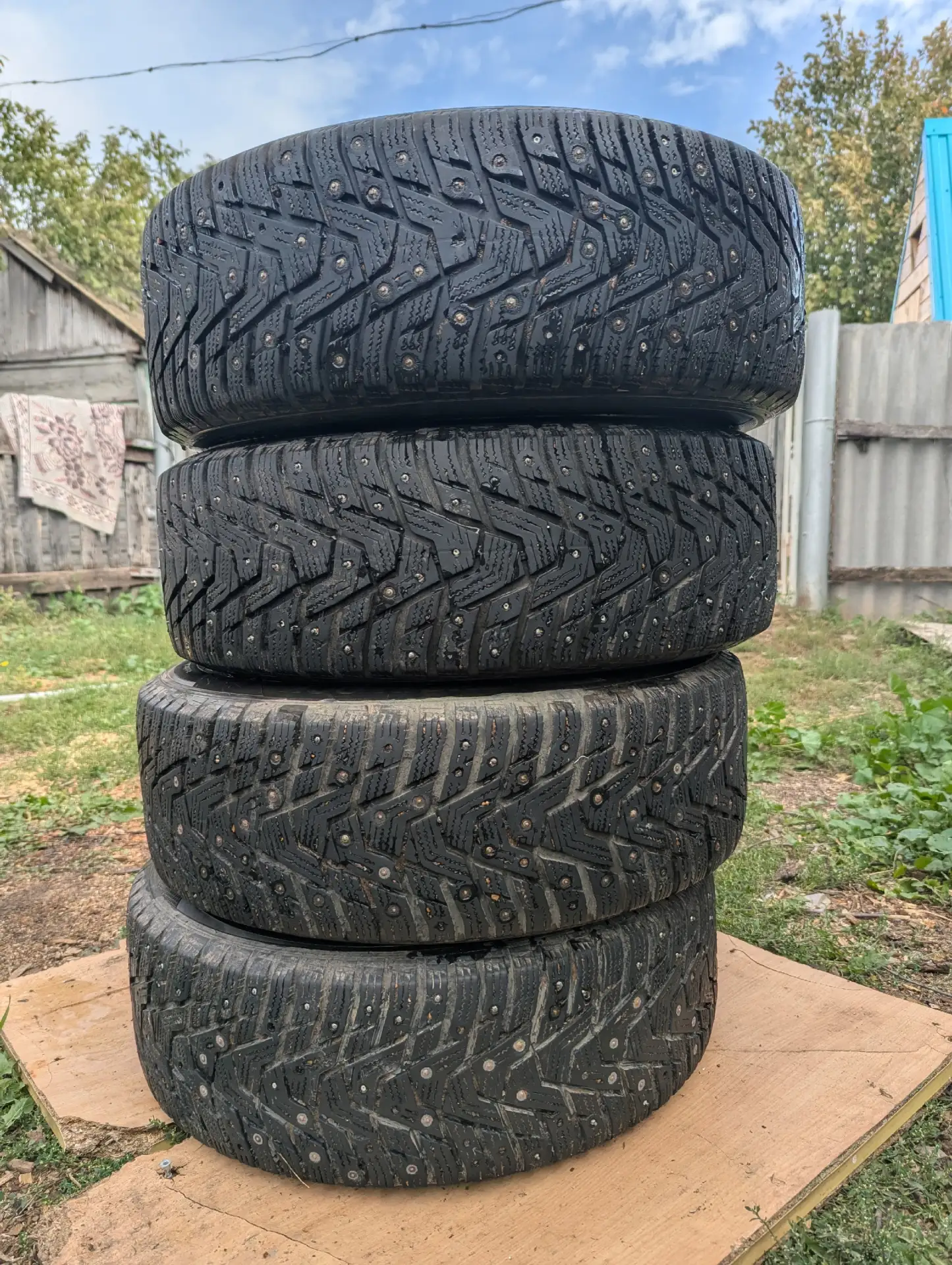 Продам зимнюю резину R16 Hankook. Дата выпуска 2018-2019 год. За все 8000 руб.