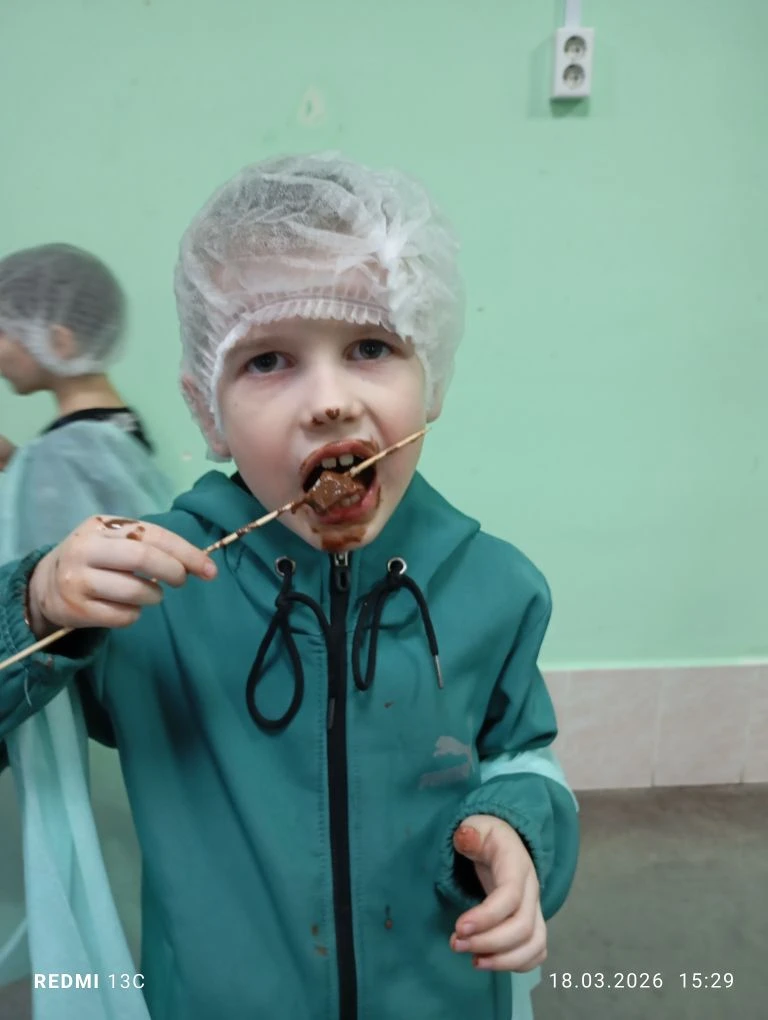 Орлята из 1 "А" класса побывали на шоколадной фабрике. 🍫🍫🍫🍫🍫🍫 Они увидели, как создаются сладкие кон