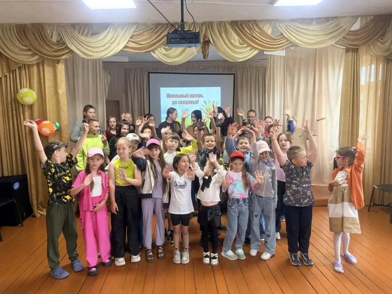 Последний день в летнем лагере — это особенный момент, наполненный эмоциями, воспоминаниями и прощан