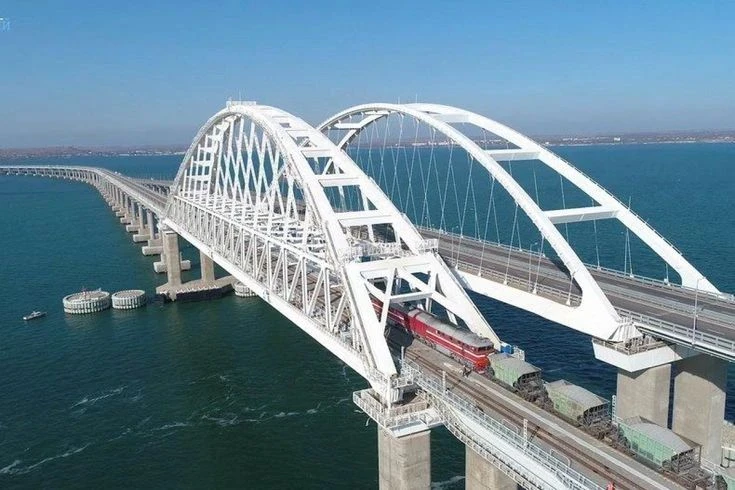 С обеих сторон Крымского моста затруднений в проезде к пунктам ручного досмотра нет.