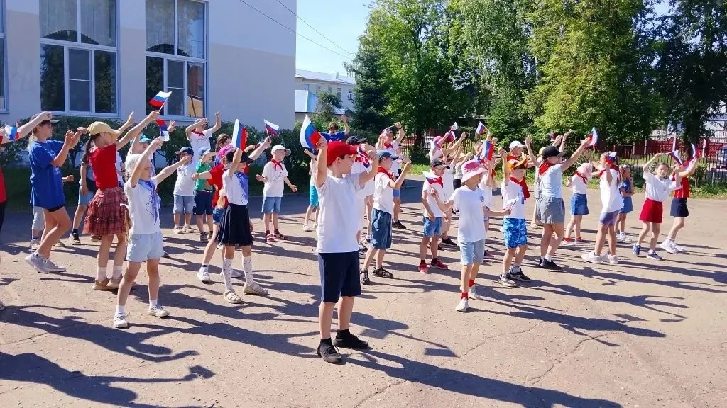 Улица Гостевая: День России в «Солнцевороте» начался с дружбы и творчества 🇷🇺

День России встреча