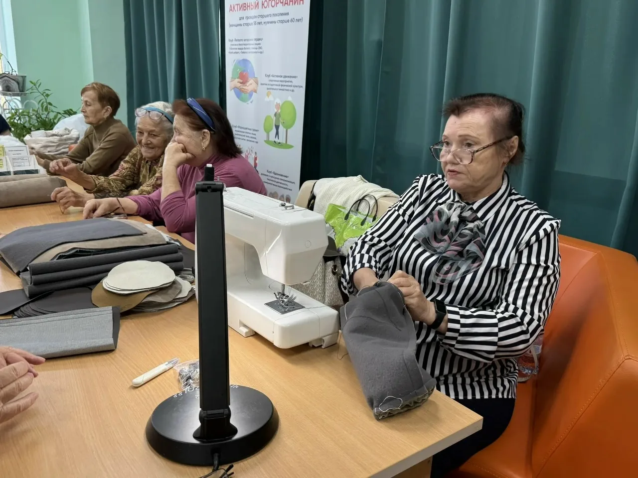 Единороссы Пыть-Яха посетили клуб активного долголетия «Нить единства».