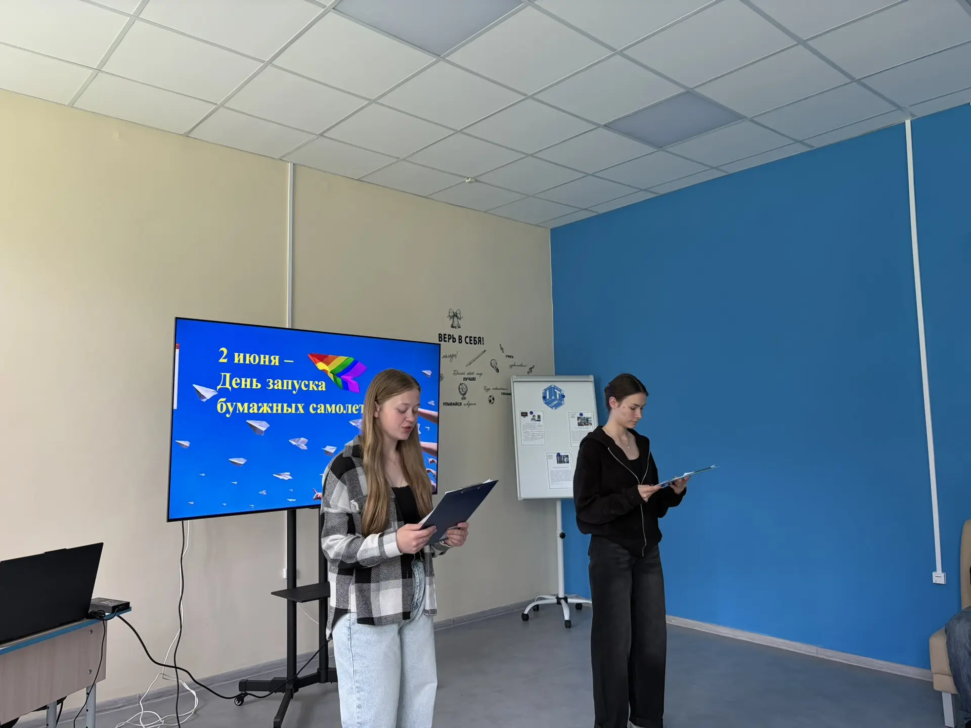 🚀 Лето в Цифроландии-день два: нейросети, Scratch и бумажные самолеты