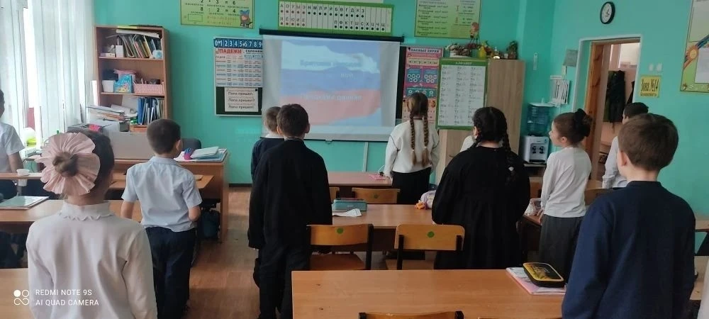 Неделя в МБОУ СОШ №13 началась традиционно с торжественной линейки, посвященной церемонии выноса фла