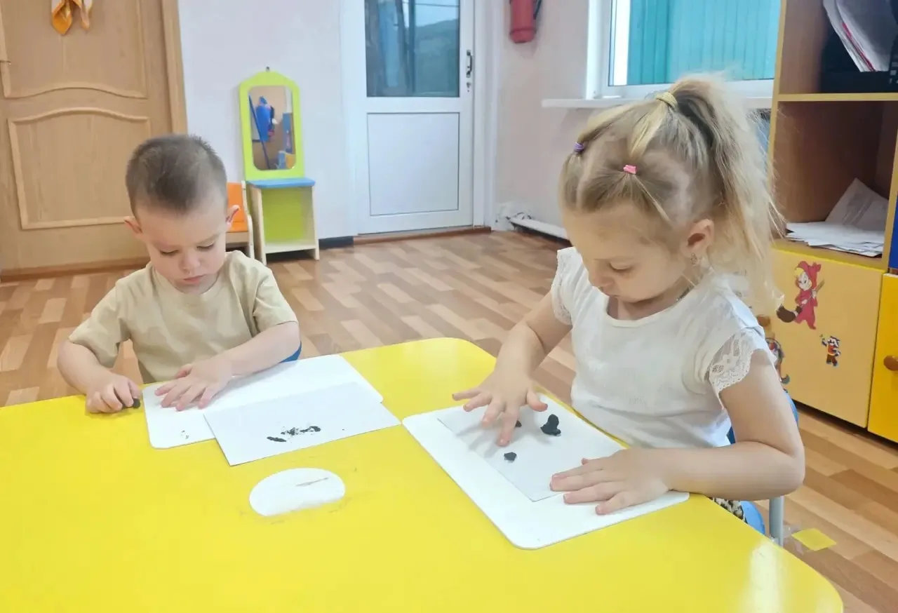 Лепка «Червячки для цыплёнка» — популярное занятие для малышей, которое помогает развив...