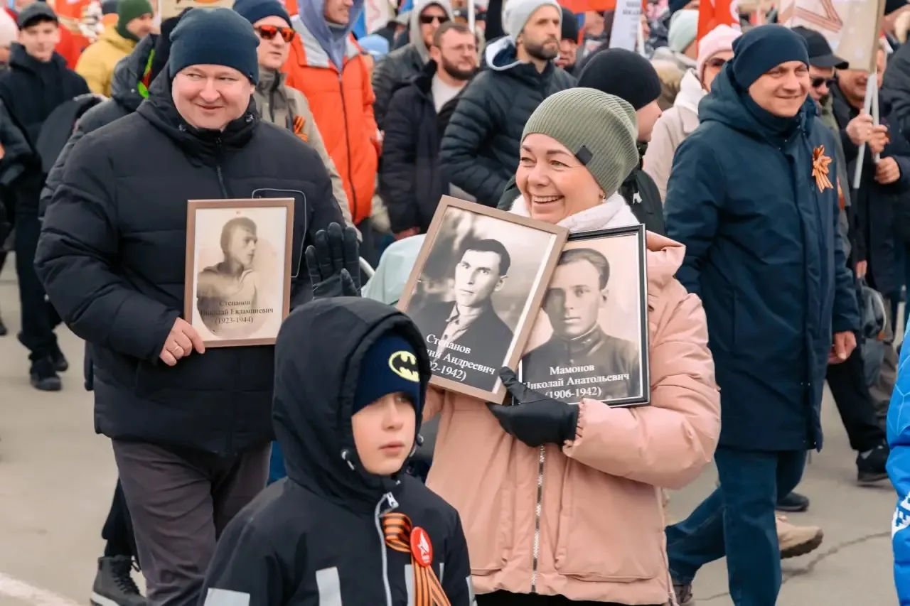 Сегодня в Новом Уренгое, как и по всей стране, проходит шествие Бессмертного полка. В руках — фотогр