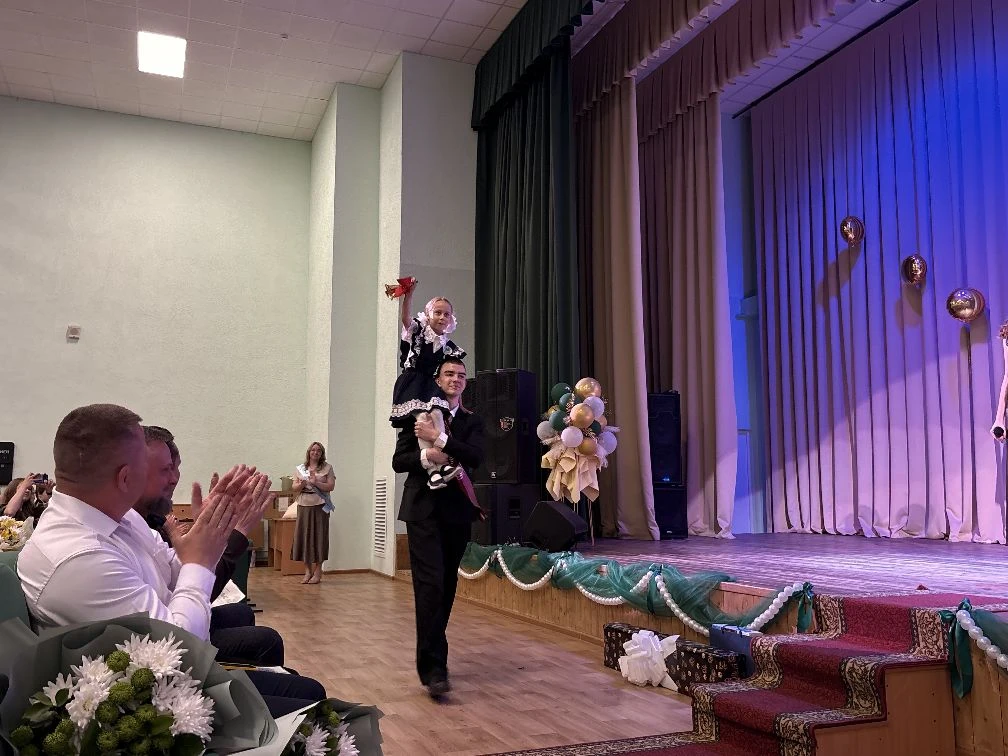 🔔 Прощание с детством: последний звонок для наших 9-х классов!   Сегодня наша школа наполнилась особ