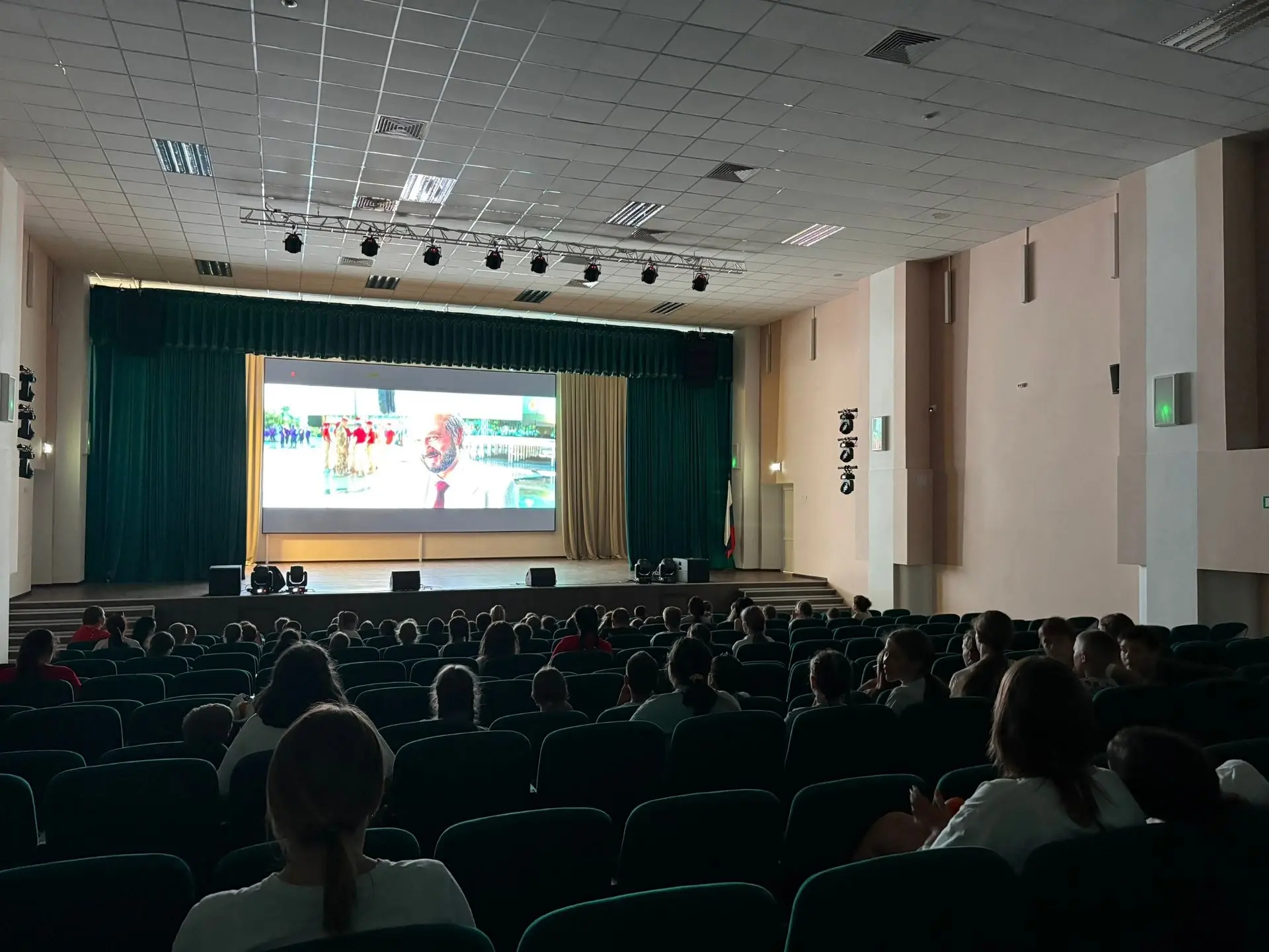 Восьмой день нашего лагерного приключения! Сегодня мы совершили виртуальное путешествие по Уралу.
Ут