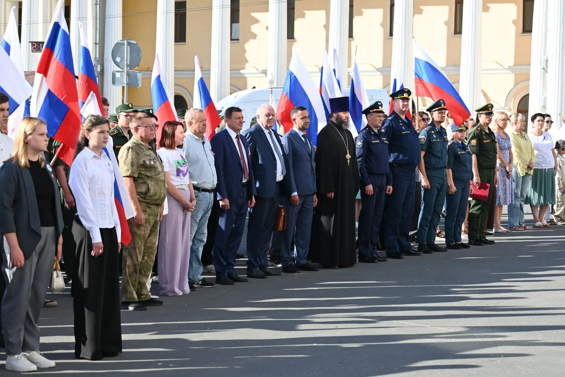 К Дню флага юным вольчанам вручили паспорта