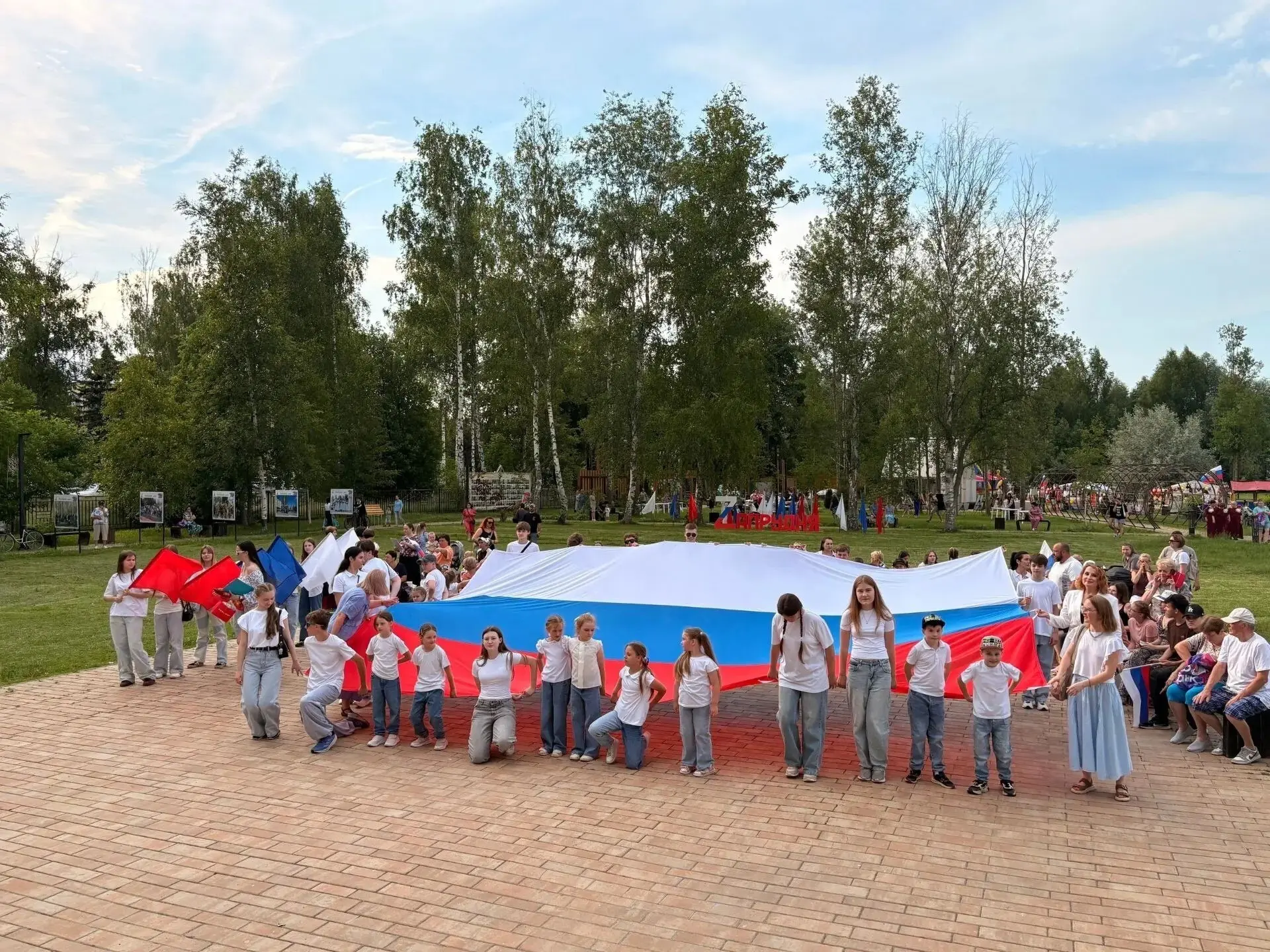 🎶 На открытой сцене парка «Солнечный берег» с большим успехом прошла концертная программа «Россия в