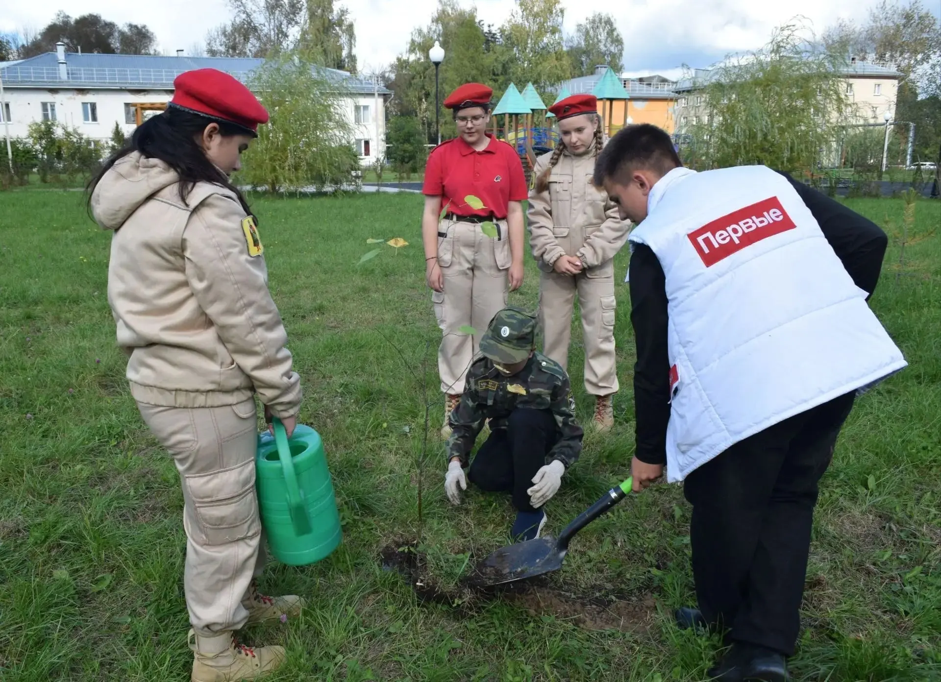 Зелёный десант в действии: делаем родной посёлок краше! 🌳✨